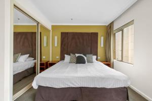 Cama ou camas em um quarto em Quay West 2302 Self-Catering