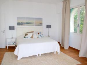 Postel nebo postele na pokoji v ubytování Villa 5 pièces et appart. 2 pièces clim., piscine privée, pour 10-12 pers., vue mer - FR-1-780-3