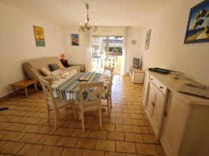 eine Küche und ein Esszimmer mit einem Tisch und Stühlen in der Unterkunft Appartement Sainte-Maxime, 2 pièces, 4 personnes - FR-1-780-18 in Sainte-Maxime