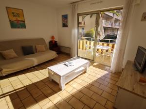 ein Wohnzimmer mit einem Sofa und einem Couchtisch in der Unterkunft Appartement Sainte-Maxime, 2 pièces, 4 personnes - FR-1-780-18 in Sainte-Maxime