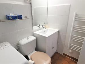 サント・マキシムにあるAppartement Sainte-Maxime, 1 pièce, 2 personnes - FR-1-780-37の白いバスルーム(トイレ、シンク付)