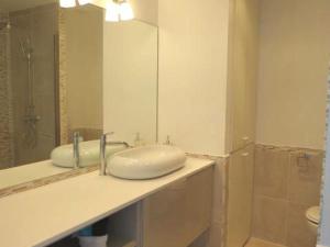 ein Badezimmer mit Waschbecken und Spiegel in der Unterkunft Appartement T2 face à la mer avec terrasse en centre-ville - Sainte-Maxime - FR-1-780-48 in Sainte-Maxime + 10 Fotos