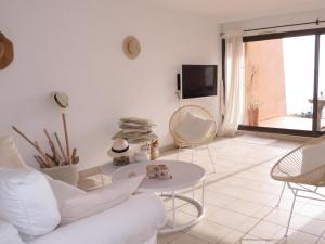 uma sala de estar com um sofá branco e uma mesa em Appartement Sainte-Maxime, 4 pièces, 6 personnes - FR-1-780-25 em Sainte-Maxime