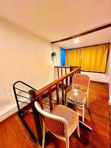 um quarto com uma mesa e cadeiras e uma janela em Blacky Hostel and Apartments em Cusco