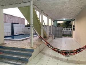 un patio con amaca e piscina di Casa/Piscina/Praia do Francês a Marechal Deodoro