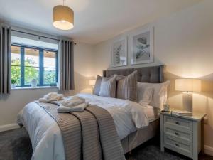 a bedroom with a large bed and a window at 2 Bed in Usk 83993 in Trostrey