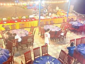 un gruppo di persone sedute ai tavoli di un ristorante di Sóng Biển Xanh Mũi Né Resort - by Bay Luxury a Ấp Long Sơn