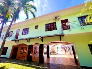 un edificio con palme di fronte di Sóng Biển Xanh Mũi Né Resort - by Bay Luxury a Ấp Long Sơn