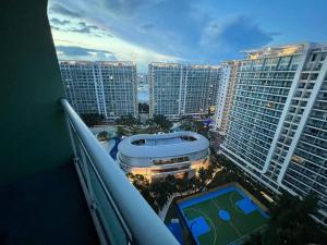 een balkon met uitzicht op de stad bij Azure Urban Resort a12 Wavepool near mall airport in Manilla