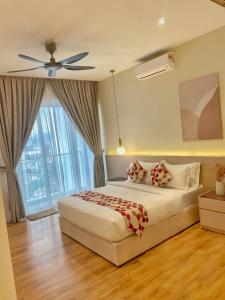 吉隆坡的住宿－Lila Suites Quill Residences Klcc，一间卧室配有一张床和吊扇
