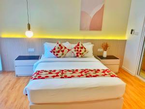 吉隆坡的住宿－Lila Suites Quill Residences Klcc，一间卧室配有一张红色鲜花的大床