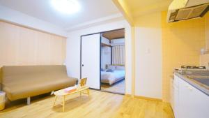 ein kleines Zimmer mit einem Bett und einem Schlafzimmer in der Unterkunft CowCow Hotel Shinjuku in Tokio
