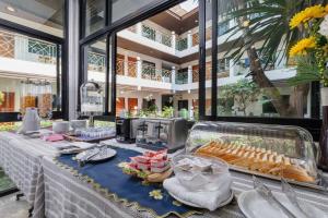 een buffettafel met eten erop in een gebouw bij Charlie House Pin Klao in Bangkok