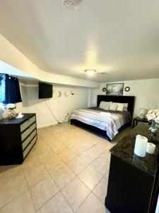 HUGE 2 bedroom Apt FREE street parking (king bed) في بالتيمور: غرفة نوم فيها سرير وتلفزيون
