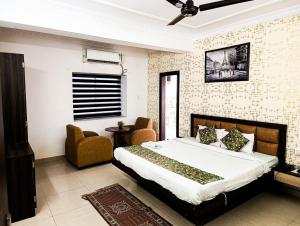 1 dormitorio con 1 cama grande en una habitación en StayVilla Royal Executive Rooms en Ranchi