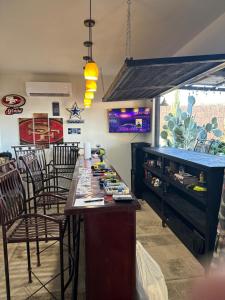 un bar en un restaurante con sillas y mesa en San Tan Flat, en Queen Creek