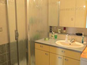 ein Bad mit einem Waschbecken und einer Dusche in der Unterkunft Appartement Sainte-Maxime, 2 pièces, 4 personnes - FR-1-780-63 in Sainte-Maxime