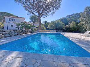 ein Swimmingpool vor einem Haus in der Unterkunft Villa 3 pièces climatisée, terrasse, piscine, proche commerces et centre-ville – Sainte-Maxime - FR-1-780-64 in Sainte-Maxime