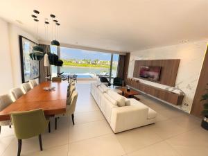 sala de estar con mesa de comedor y TV en Cap Cana Luxury Villa:Piscina,Jacuzzi, en Punta Cana