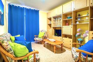 sala de estar con sofá, sillas y mesa en 2 bedrooms appartement at Galdar 150 m away from the beach with wifi, en Gáldar