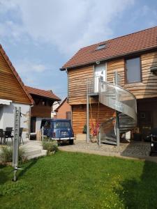dom ze schodami przed domem w obiekcie Appartement cosy Wintzenheim + terrasse w mieście Wintzenheim