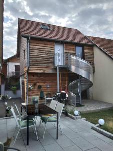 patio ze schodami, stołem i krzesłami w obiekcie Appartement cosy Wintzenheim + terrasse w mieście Wintzenheim