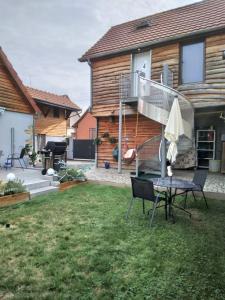 patio ze stołem, parasolem i domem w obiekcie Appartement cosy Wintzenheim + terrasse w mieście Wintzenheim +11 zdjęć