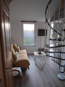 salon z kanapą i stołem w obiekcie Appartement cosy Wintzenheim + terrasse w mieście Wintzenheim