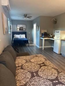uma sala de estar com um sofá e uma cama num quarto em ATX Tiny House em Austin