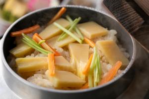 miskę ryżu z warzywami. w obiekcie KAMENOI HOTEL Fukui w mieście Fukui