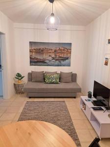 ein Wohnzimmer mit einem Sofa und einem Gemälde in der Unterkunft One bedroom apartement with wifi at Porto 3 km away from the beach in Porto