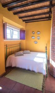 1 dormitorio con 1 cama en una habitación en One bedroom house with shared pool terrace and wifi at Figueira da Foz 4 km away from the beach en Buarcos