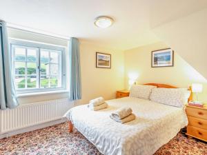 ein Schlafzimmer mit einem Bett mit zwei Handtüchern darauf in der Unterkunft 4 Bed in Church Knowle DC125 in Corfe Castle