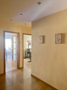 een lege kamer met een deur naar een eetkamer bij 3 bedrooms appartement with terrace and wifi at Briones in Briones