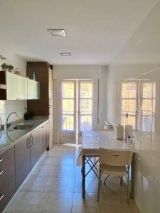 een keuken met een tafel en stoelen. bij 3 bedrooms appartement with terrace and wifi at Briones in Briones