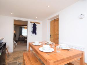 a dining room table with plates and glasses on it at 2 Bed in Appledore 53994 in Appledore