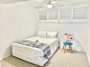 a bedroom with a bed with a ceiling fan at Hillhaven Holiday Apartments in Gold Coast