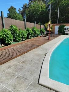 4 bedrooms chalet with private pool terrace and wifi at A Estrada في لا إسترادا: مسبح كبير بجانب سطح خشبي