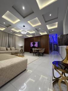 uma sala de estar com um sofá e uma mesa em شقة فندقية راقيه ثلاث غرف نوم em Jeddah