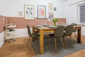 une salle à manger avec une table et des chaises en bois dans l'établissement NEU: 100m² - ideal für Familien/Geschäftsr. - HBF, à Coblence