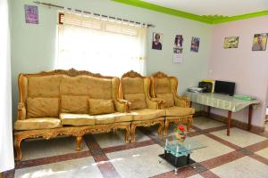 sala de estar con sofá y mesa en Zion Camp, en Entebbe