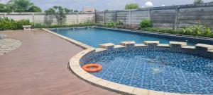 een groot zwembad met een oranje buis erin bij izicozi Hotel Jababeka in Cibeber