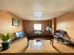 ein Wohnzimmer mit einem Sofa und einem Tisch in der Unterkunft Elegance Guesthouse in Manila