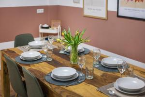 une table avec des assiettes, des verres et un vase de fleurs dans l'établissement NEU: 100m² - ideal für Familien/Geschäftsr. - HBF, à Coblence 11 autres photos