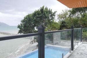 Thôn Cát Lợi的住宿－Eroska Villa，享有海滩美景的阳台