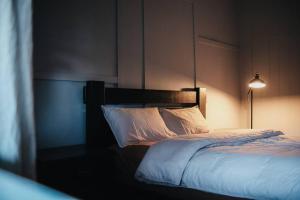 una camera da letto con un letto illuminato di Gheerulla Place a Gheerulla