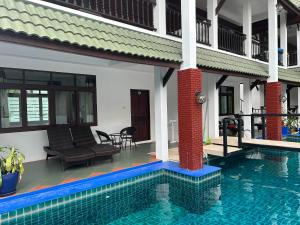 Piscine de l'établissement Amara Beach Resort Koh Phangan ou située à proximité