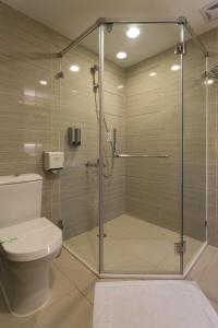 高雄的住宿－麗馨商旅七賢館，浴室设有玻璃淋浴间和卫生间