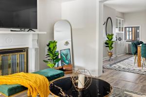 Una sala de estar con chimenea y televisión. en Contemporary loft 5-min to downtown, en Pittsburgh