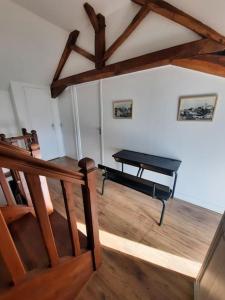 een kamer met een tafel en een bank in een kamer bij La petite maison de Chavroches - proche du Pal 